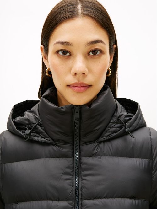 Chaqueta negra de plumón que repele el agua