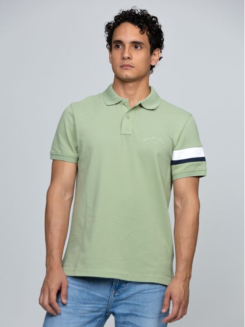 Polo verde de corte regular con detalles de cinta RWB