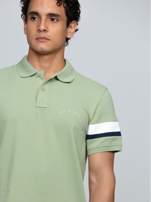 Polo verde de corte regular con detalles de cinta RWB