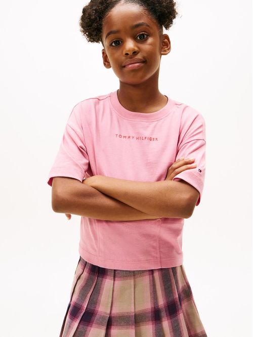 Camiseta rosada de punto con logo engomado