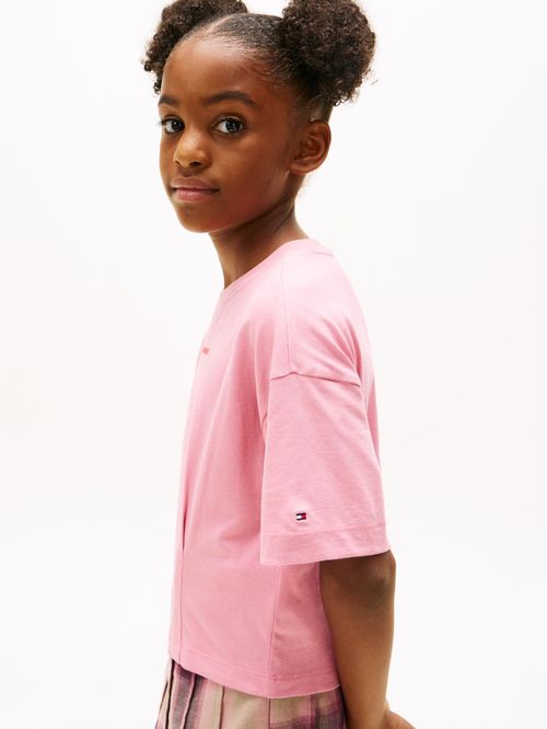 Camiseta rosada de punto con logo engomado