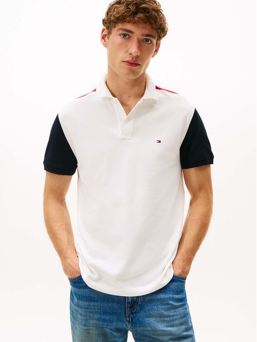 Polo blanco de corte regular con diseño color block RWB