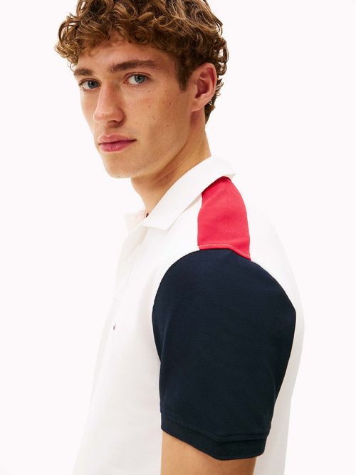 Polo blanco de corte regular con diseño color block RWB