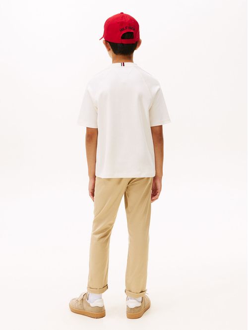 Camiseta blanca de cuello redondo con escudo TH