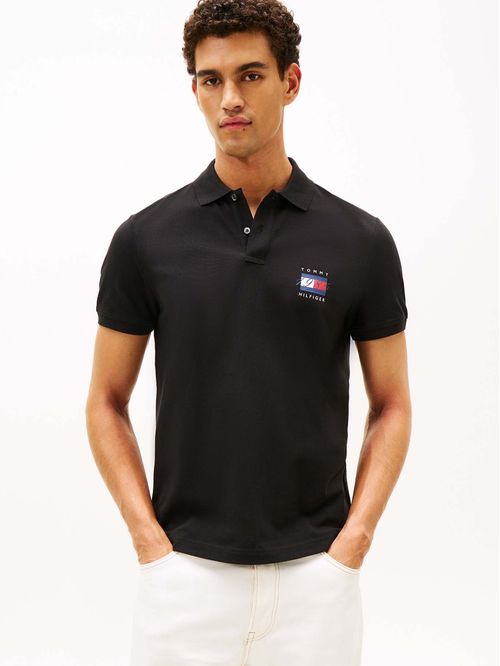 Polo negro de corte regular con logo gráfico