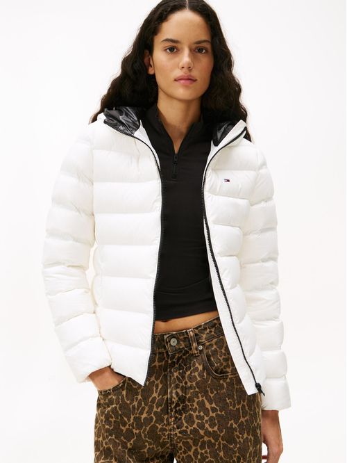 Chaqueta blanca acolchada de plumón con capota
