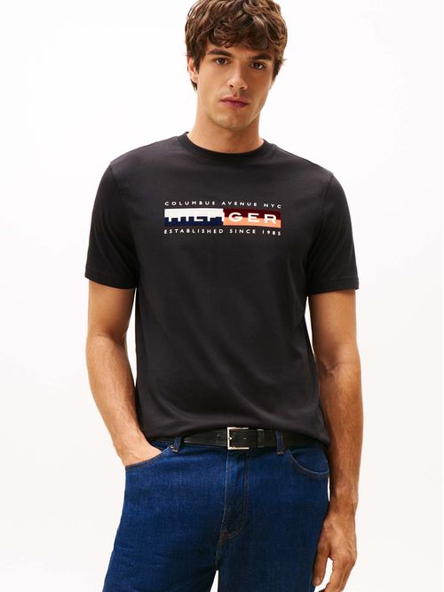 Camiseta negra con logo colorblock estampado en el pecho