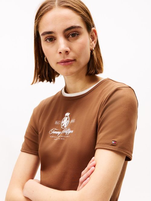 Camiseta marrón varsity de corte slim