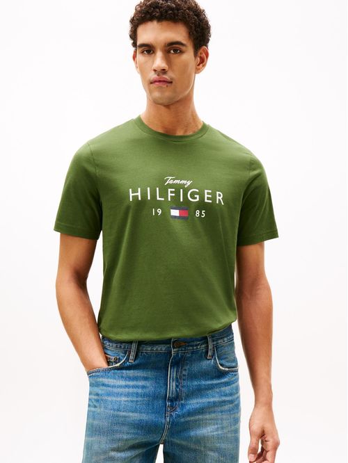 Camiseta verde de cuello redondo con logo gráfico