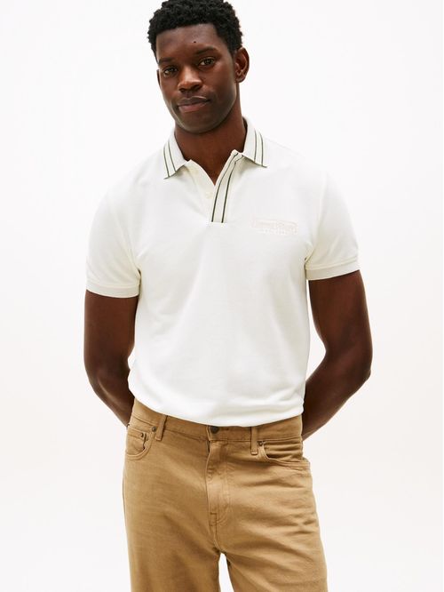 Polo blanco de corte regular con logo