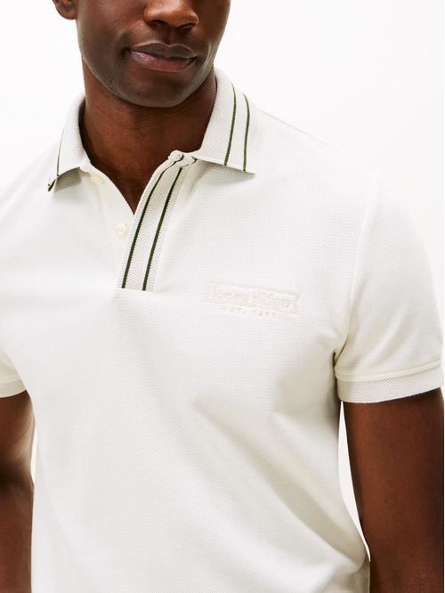 Polo blanco de corte regular con logo