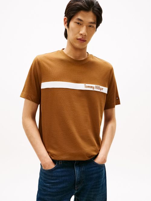 Camiseta beige con diseño de rayas gráfica en el pecho