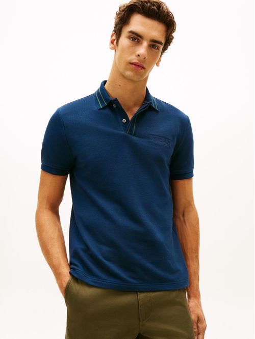 Polo azul de corte regular con logo