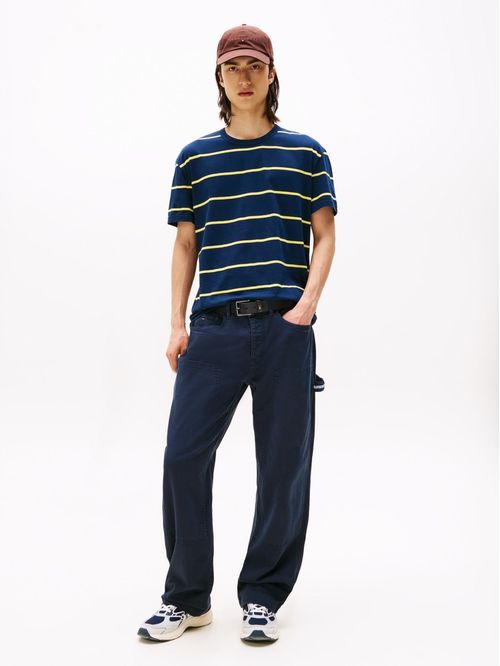 Camiseta gris de rayas y cuello redondo