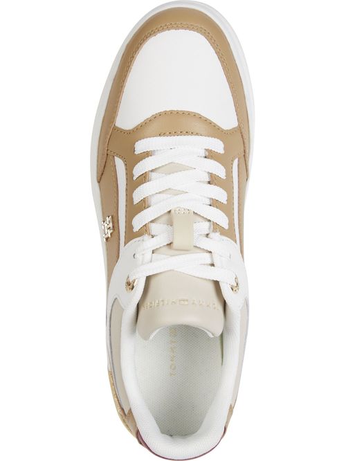 Tenis beige de cuero con monograma TH
